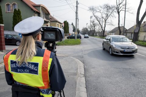 Autósok sebességét mérik rendőrök a Speedmarathon elnevezésű 24 órás közlekedésbiztonsági ellenőrzési akció során Pécsen 2019. április 3-án.