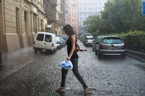 Szétvert a vihar több kerületet Budapesten péntek kora délután