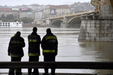 Tűzoltók a fővárosi Margit hídnál 2019. május 30-án hajnalban.