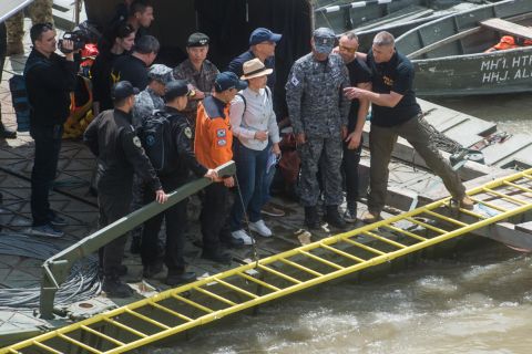 A roncsfeltáró munkálatokat irányító Hajdu János, a Terrorelhárító Központ (TEK) főigazgatója (jobbról) tájékoztatja a munkálatokban részt vevő dél-koreai katonai mentőcsapat tagjait a hajóbalesetben elsüllyedt Hableány turistahajó közelében, a Margit hídnál kiépített keresőponton 2019. május 31-én.