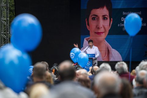 Dobrev Klára, a Demokratikus Koalíció EP-listavezetője, képviselőjelöltje beszédet mond a Majálisozz a DK-val című rendezvényen a budapesti Városligetben 2019. május 1-jén.
