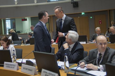 Szijjártó Péter külgazdasági és külügyminiszter (középen j) és Stefan-Radu Oprea üzleti környezetért, kereskedelemért és vállalkozásokért felelős román miniszter, a munkaülés elnöke (középen b) beszélget a Külügyek Tanácsa kereskedelmi formációjú munkaülése előtt Brüsszelben 2019. május 27-én.