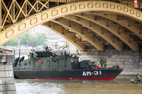 Az MH 1. Honvéd Tűzszerész és Hadihajós Ezred AM-31 Dunaújváros hajója részt vesz a hajóbalesetben elsüllyedt Hableány turistahajó állapotának vizsgálatában a Margit híd alatt 2019. május 30-án.