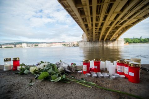 Virágok és mécsesek a hajóbalesetben elsüllyedt Hableány turistahajó közelében, a Margit hídnál 2019. május 31-én.