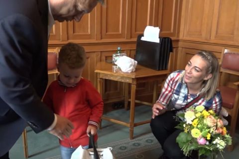 Megszólalt az anyuka, aki Orbánnal ünnepeltette 3 éves kisfiát