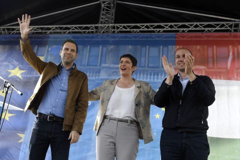 Dobrev Klára, a Demokratikus Koalíció (DK) európai parlamenti listavezetője (k), valamint Molnár Csaba (b) és Rónai Sándor képviselőjelöltek a párt kampányzáró rendezvényén a budapesti Széchenyi téren 2019. május 24-én.