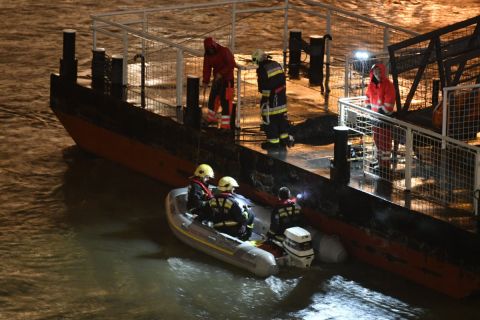 Tűzoltók és rendőrök a Müpa előtti pontonon a Parlament közelében ütközés miatt felborult és elsüllyedt Hableány rendezvényhajó utasai után kutatva 2019. május 29-én.