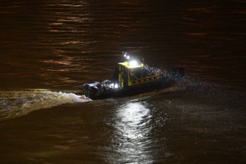 A Parlament közelében ütközés miatt felborult és elsüllyedt Hableány rendezvényhajó utasai után kutató hajó a Dunán 2019. május 29-én.