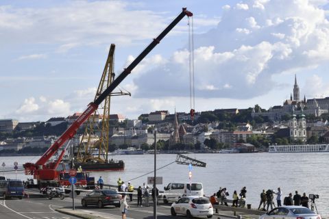 A Margit hídnál hajóbalesetben elsüllyedt Hableány turistahajó mentését segítő eszközt rakják le daruval a rakparton, az úszódaru közelében 2019. május 31-én.