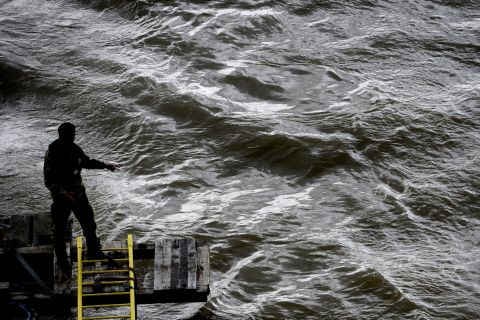 Katona a keresőpontonon a hajóbalesetben elsüllyedt Hableány turistahajó roncsainak felkutatásán, a Margit hídnál 2019. május 30-án.