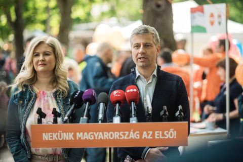 Szűnni nem akaró tömeg akarja aláírni Orbán migránsmegállító programját