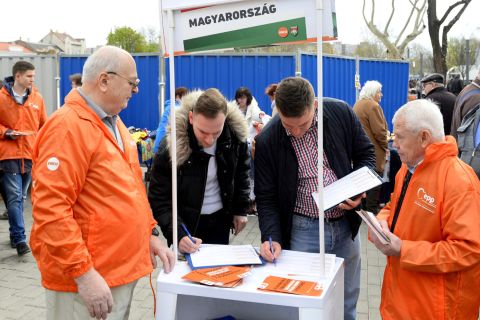 Aláírják az aláírásgyűjtő íveket a Fidesz országos aláírásgyűjtő akciójának kezdetén tartott sajtótájékoztató előtt az újpesti piacnál felállított aláírásgyűjtő standnál 2019. április 6-án.
