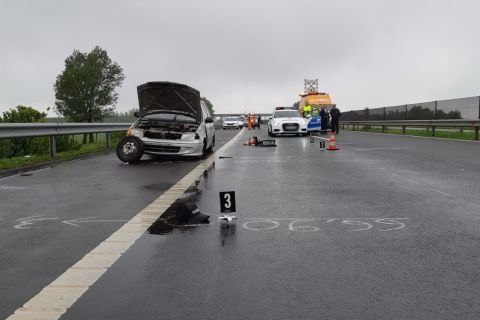 Kerékcsere közben gázoltak halálra egy fiatalembert az M3-ason