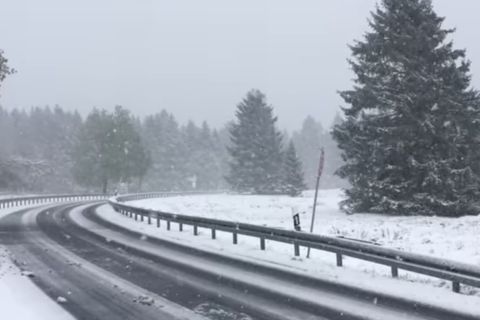Több centi friss hó hullhat az ország egyik felében, ónos eső is nehezíti a közlekedést