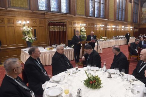 Kövér László, az Országgyűlés elnöke köszönti a 2020-as budapesti Nemzetközi Eucharisztikus Kongresszus előkészületeit megtekintő bíborosokat és a püspöki konferenciák képviselőit a Parlamentben 2019. május 9-én.