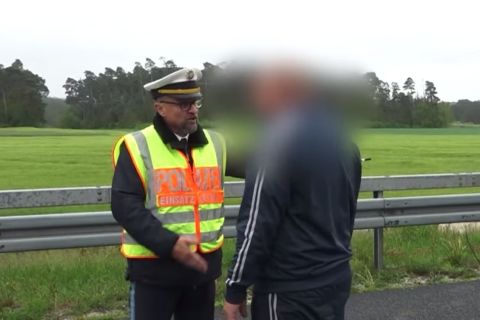 Kiosztott egy magyar sofőrt a német rendőr, miután halálos balesetet fotózott