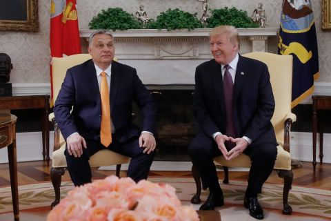 Donald Trump amerikai elnök (j) és Orbán Viktor miniszterelnök megbeszélést folytat a washingtoni Fehér Ház Ovális irodájában 2019. május 13-án.