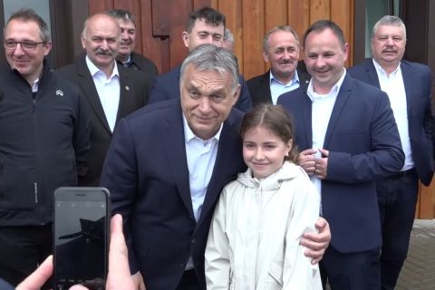 Árva gyerekekkel fotózkodott Orbán Viktor