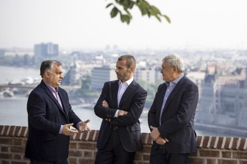 Orbán Viktor kormányfő, Aleksander Ceferin, az Európai Labdarúgó-szövetség, az UEFA elnöke és Csányi Sándor, a Magyar Labdarúgó Szövetség (MLSZ) elnöke (b-j) beszélget a Karmelita kolostor teraszán 2019. május 18-án.