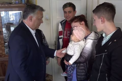 Orbán Viktor Erdélyben is beugrott családot látogatni