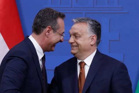 Orbán Viktor miniszterelnök (j) és Heinz-Christian Strache osztrák alkancellár kezet fog tárgyalásuk után tartott sajtótájékoztatójukon a Karmelita kolostorban 2019. május 6-án.
