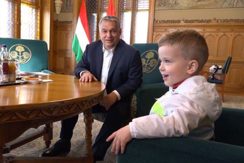 Orbán Viktor egy 3 éves kisfiút fogadott az Országházban