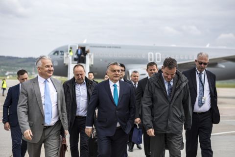Orbán Viktor miniszterelnök (középen) érkezése a kolozsvári repülőtérre 2019. május 8-án.
