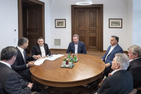 Orbán Viktor miniszterelnök (j3) fogadja Alekszej Lihacsovot, a Roszatom vezérigazgatóját (b3) a Karmelita kolostorban 2019. május 12-én.