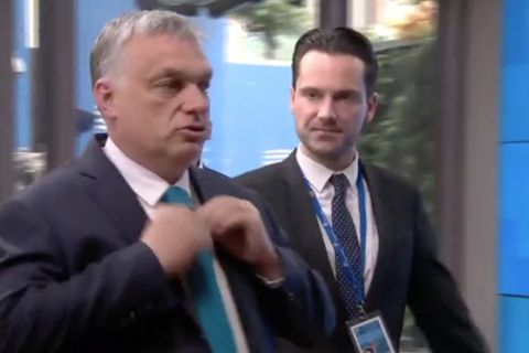 Orbán nyakkendője kis híján elkopott, amíg az autótól a bejáratig elért