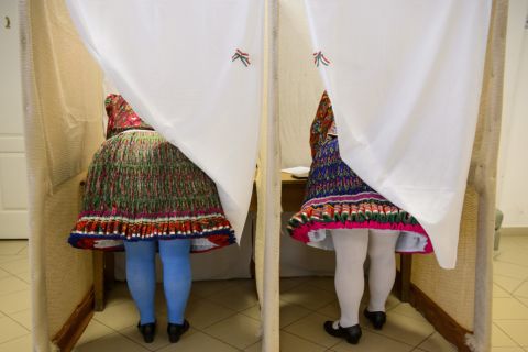 Nők bujáki népviseletben a Glatz Oszkár Művelődési Központban kialakított 2-es számú szavazókör szavazófülkéiben az európai parlamenti (EP) választáson 2019. május 26-án.