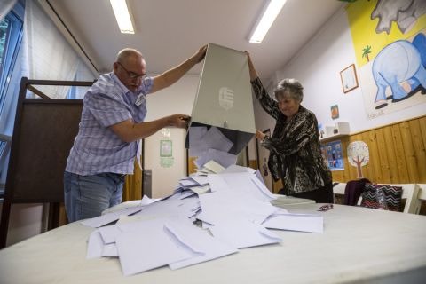 A szavazatszámláló bizottság tagjai kiürítik az urnát és megkezdik a szavazatok számlálását a szavazóhelyiség bezárása után a budapesti Narancs Óvodában kialakított szavazókörben az EP-választás napján, 2019. május 26-án.