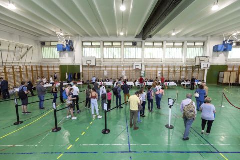 Átjelentkezők és helyi lakosok sorban állnak az európai parlamenti (EP) választáson a XI. kerületi Gazdagrét-Csíkihegyek Általános Iskolában kialakított 56-os szavazókörben 2019. május 26-án.