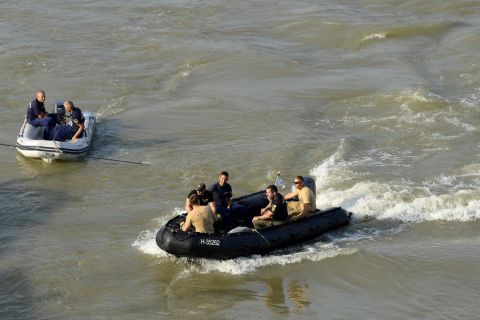 A Terrorelhárítási Központ (TEK) és a rendőrség munkatársai egy motorcsónakban a balesetben elsüllyedt Hableány turistahajó közelében, a Margit hídnál 2019. június 9-én.