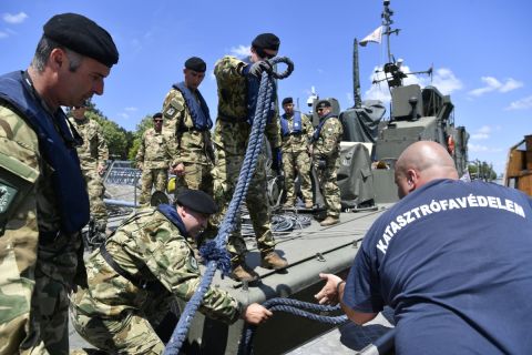 A mentőcsapat vízi bázisaként használt Dunaújváros hajó és a legénység tagjai a Margitszigetnél 2019. június 3-án.