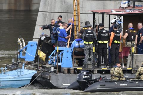 Merüléshez készül egy búvár (b) egy úszó-pontonon a Dunán, a balesetben elsüllyedt Hableány turistahajó közelében 2019. június 4-én.