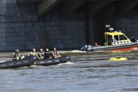 A Terrorelhárítási Központ (TEK) és a vízi mentők motorcsónakjai a Dunán, a balesetben elsüllyedt Hableány turistahajó közelében a Margit híd pillérénél 2019. június 3-án.