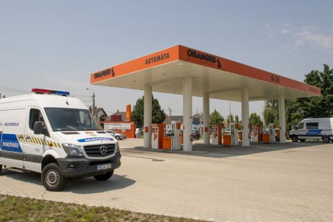 Rendőrautók a győri Fehérvári úti benzinkúton, amelyet a délelőtti órákban kiraboltak 2019. június 27-én.