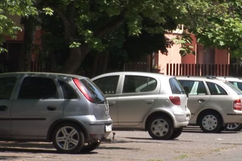 Tűzoltók szabadítottak ki egy forró autóban rekedt kisgyereket Debrecenben
