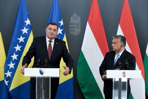 Milorad Dodik, a bosznia-hercegovinai háromtagú kollektív államelnökség soros, szerb elnöke (b) és Orbán Viktor miniszterelnök sajtónyilatkozatot tesz találkozójuk után Budapesten, a Karmelita kolostorban 2019. június 18-án.