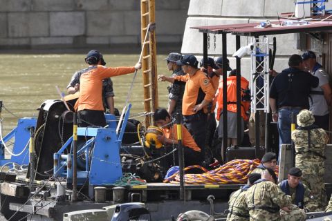 A hajóbalesetben elsüllyedt Hableány turistahajó kiemelésének munkálatait segítő dél-koreai mentőcsapat tagjai a Margit hídnál kiépített pontonon 2019. június 3-án.