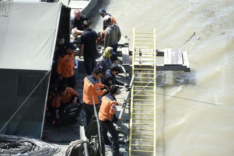 A dél-koreai és a magyar mentőegység tagjai a kiépített keresőpontonon a hajóbalesetben elsüllyedt Hableány turistahajó közelében 2019. június 1-jén.