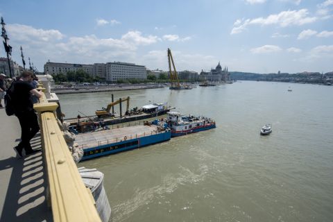 Egy uszály manőverezik a balesetben elsüllyedt Hableány turistahajó közelében Budapesten 2019. június 8-án.