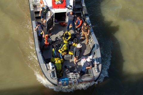 Búvárok a Szent Flórián tűzoltóhajón a balesetben elsüllyedt Hableány turistahajó közelében a Margit hídnál 2019. június 8-án.
