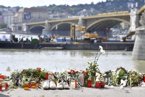 Virágok és mécsesek a balesetben elsüllyedt Hableány turistahajó közelében, a Margit hídnál 2019. június 9-én.