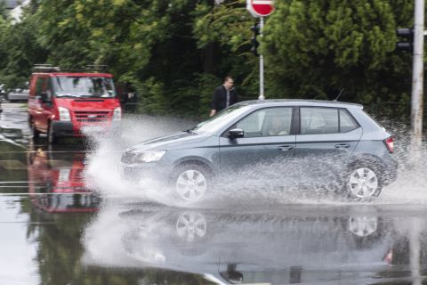 Személygépkocsik a felhőszakadás után vízzel elöntött úton a nyíregyházi Szegfű utcában 2019. június 7-én.