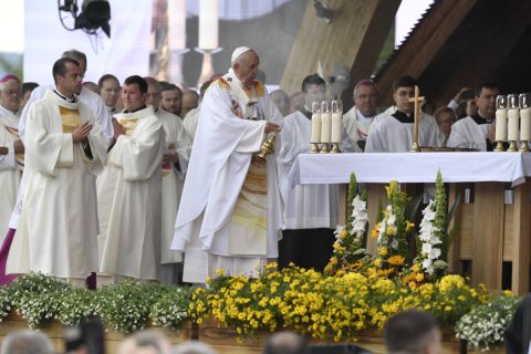 Ferenc pápa szentmisét pontifikál a csíksomlyói hegynyeregben, Erdélyben 2019. június 1-jén.