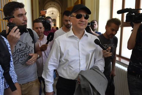Nikola Gruevszki volt észak-macedón miniszterelnök távozik kiadatási tárgyalásáról a Fővárosi Törvényszéken 2019. június 27-én.