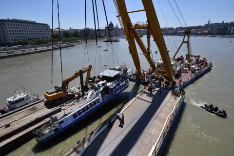 A Clark Ádám úszódaru kiemeli a balesetben elsüllyedt Hableány turistahajó roncsát a Margit hídnál 2019. június 11-én.