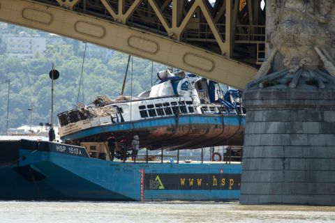 A Clark Ádám úszódaru az elszállítást végző uszályra emeli a balesetben elsüllyedt Hableány turistahajó roncsát 2019. június 11-én.
