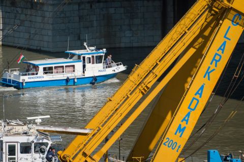 Pintér Sándor belügyminiszter (elöl) távozik egy rendőrségi hajón, miután megtekintette a balesetben elsüllyedt Hableány turistahajó roncsának kiemelési munkálatait a Margit hídnál 2019. június 11-én.